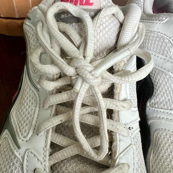 Nike | white Reax Run 5 athletic shoes - 9.5 - Picture 6 of 10